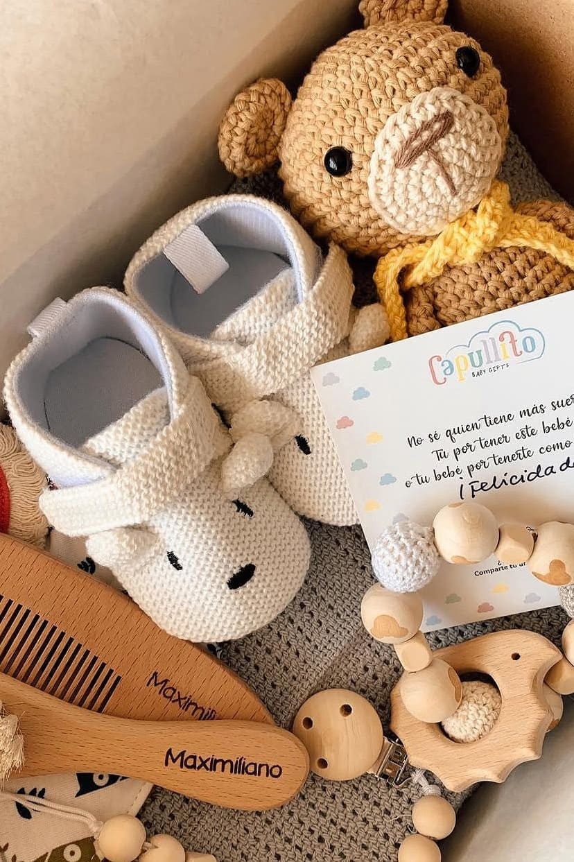 Caja de regalo para bebé Capullito con zapatitos, oso de crochet, tarjeta de felicitaciones y porta chupete
