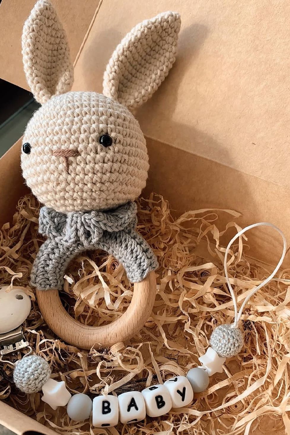 Baby Gift Capullito: caja de regalo para bebé con mordedor de crochet y porta chupete